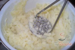 Recept elkészítése Tepsis sajtos burgonyapüré – kiváló köret húsokhoz, lépés 1