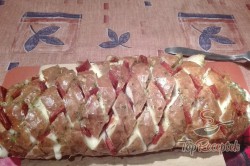 Recept elkészítése Szalámival és sajttal töltött kenyér, lépés 1