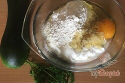 Recept elkészítése Fokhagymás-joghurtos tésztában sült cukkini, lépés 2