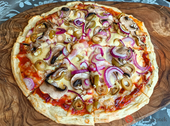 Végre egy fitnesz pizza recept! A különbség szinte minimális, a végeredmény pedig zseniális.