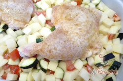 Recept elkészítése Csirkecomb zöldséges ágyon, lépés 1