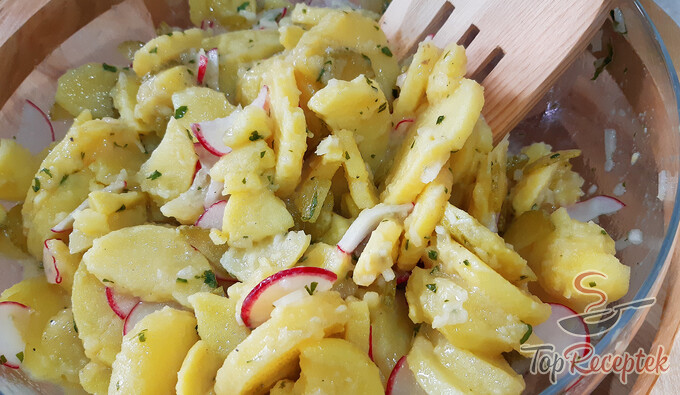 Recept Német burgonyasaláta retekkel – a nehéz majonézes burgonyasaláta helyett