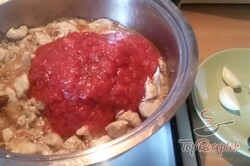 Recept elkészítése Tészta csirkemellel, paradicsomos mártással, lépés 4