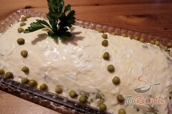 Recept elkészítése Tojásos-csirkés majonézes saláta ünnepekre, lépés 7