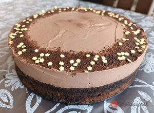 Recept Lágy kakaós torta születésnapokra. Egyszerű az elkészítése, mégis pompás a végeredmény.