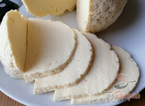 Recept Házi sajt, amivel még a kezdők is megbirkóznak. 2 l tejből 1 kg sajt lesz.