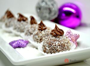 Recept Csodás karácsonyi kókuszos golyók csokis töltelékkel. Sütés nélkül, akár fél óra alatt.