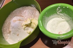 Recept elkészítése Puha Morva kalács, ahogy a nagymamám készíti (tejszínes tésztával), lépés 3