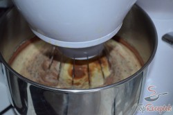 Recept elkészítése Tojáslikőrös szelet párizsi tejszínes krémmel, lépés 1
