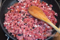 Recept elkészítése Túróval és szalonnával sült tészta, lépés 2
