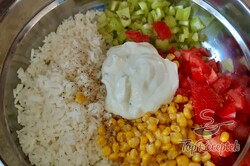 Recept elkészítése Frissítő rizssaláta zöldséggel és natúr joghurttal, lépés 1
