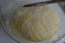 Recept elkészítése Túrós-barackos süti kelt tésztából, édes morzsával, lépés 4