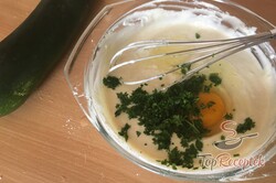 Recept elkészítése Fokhagymás-joghurtos tésztában sült cukkini, lépés 3