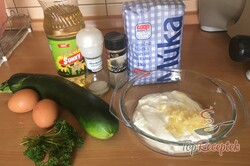 Recept elkészítése Fokhagymás-joghurtos tésztában sült cukkini, lépés 1