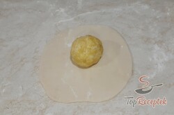 Recept elkészítése A legízletesebb kenyérhelyettesítő, élesztő nélkül, burgonyával és sajttal töltve, lépés 4