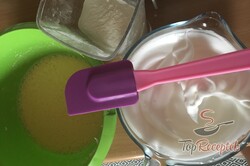 Recept elkészítése Igazi tejfölös-tejszínesszelet mandarinnal, mandarinzselével, lépés 2