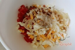 Recept elkészítése Zseniális, ünnepi saláta csirkehússal, tojással, finom öntettel ízesítve, lépés 2