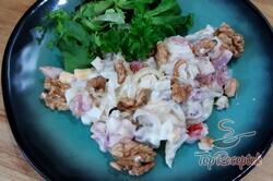 Recept elkészítése Zseniális, ünnepi saláta csirkehússal, tojással, finom öntettel ízesítve, lépés 3