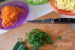 Recept elkészítése Cukkinis-zöldséges tócsni – a nyár különleges finomsága, lépés 2