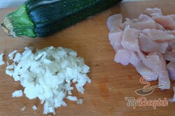 Recept elkészítése Gyors ebéd – tészta cukkinivel, csirkehússal, tejfölös szósszal, lépés 1