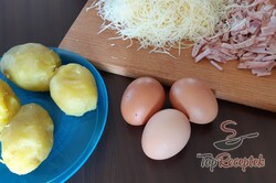 Recept elkészítése Burgonyakorong sajttal és sonkával, liszt és zsemlemorzsa nélkül, lépés 1