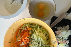 Recept elkészítése Csupán répa, cukkini, tojás, hagyma és liszt. Ennyi kell a legjobb zöldséges tócsnihoz., lépés 2