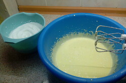 Recept elkészítése Tripla élvezet – háztartási keksz, vaníliakrém, sűrített tej, lépés 2