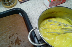 Recept elkészítése Tripla élvezet – háztartási keksz, vaníliakrém, sűrített tej, lépés 3