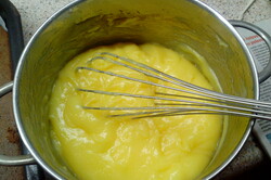 Recept elkészítése Tripla élvezet – háztartási keksz, vaníliakrém, sűrített tej, lépés 4