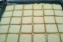 Recept elkészítése Tripla élvezet – háztartási keksz, vaníliakrém, sűrített tej, lépés 5