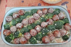 Recept elkészítése Tagliatelle húsgolyóval és brokkolival, lépés 2