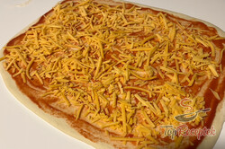 Recept elkészítése Csavart pizza, még a kezdők is megbirkóznak vele. Az egyik legjobb sós falatka, amit partira készíthet, lépés 2