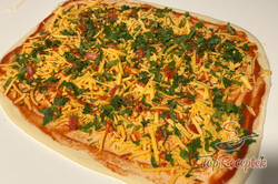 Recept elkészítése Csavart pizza, még a kezdők is megbirkóznak vele. Az egyik legjobb sós falatka, amit partira készíthet, lépés 3