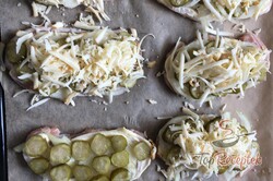 Recept elkészítése Sertéshús szicíliai módra – csemegeuborka, hagyma, majonéz, füstölt sajt takaró alatt, lépés 6