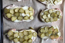 Recept elkészítése Sertéshús szicíliai módra – csemegeuborka, hagyma, majonéz, füstölt sajt takaró alatt, lépés 5