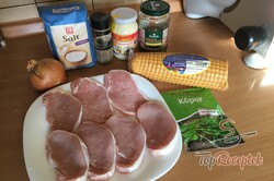 Recept elkészítése Sertéshús szicíliai módra – csemegeuborka, hagyma, majonéz, füstölt sajt takaró alatt, lépés 1