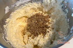 Recept elkészítése Tepsis Kinder Bueno torta sütés nélkül – akár a bolti finomságnak, olyan az íze, lépés 4