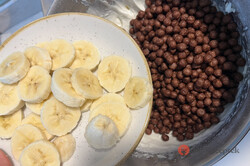 Recept elkészítése Kedvenc Nesquick sütim banánnal és csokis-mogyorós öntettel, lépés 3