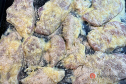 Recept elkészítése Isteni csirkeszelet sajtos-fokhagymás tésztában, felesleges olajban sütés nélkül, lépés 4