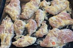 Recept elkészítése Isteni csirkeszelet sajtos-fokhagymás tésztában, felesleges olajban sütés nélkül, lépés 3