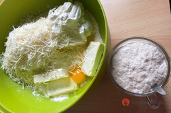 Recept elkészítése Finom sajtos pogácsa tejföllel, lépés 3