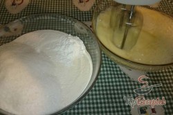 Recept elkészítése Gyümölcsös sütemény édes morzsával, lépés 2