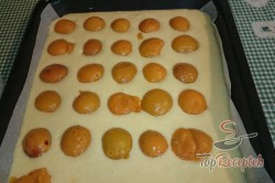 Recept elkészítése Gyümölcsös sütemény édes morzsával, lépés 4