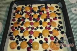 Recept elkészítése Gyümölcsös sütemény édes morzsával, lépés 5