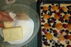 Recept elkészítése Gyümölcsös sütemény édes morzsával, lépés 6