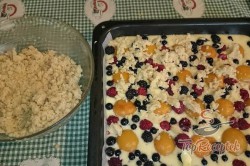 Recept elkészítése Gyümölcsös sütemény édes morzsával, lépés 7