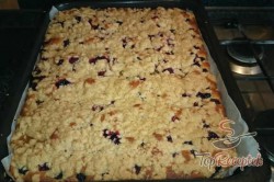 Recept elkészítése Gyümölcsös sütemény édes morzsával, lépés 9