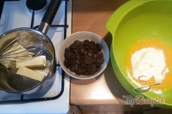 Recept elkészítése Csokoládés-diós kuglóf, lépés 2