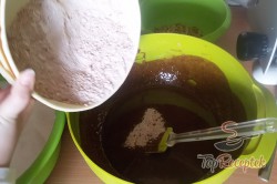 Recept elkészítése Csokoládés-diós kuglóf, lépés 8
