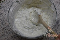 Recept elkészítése Zöldfűszeres-fokhagymás tejfölben pácolt csirkecomb, lépés 2